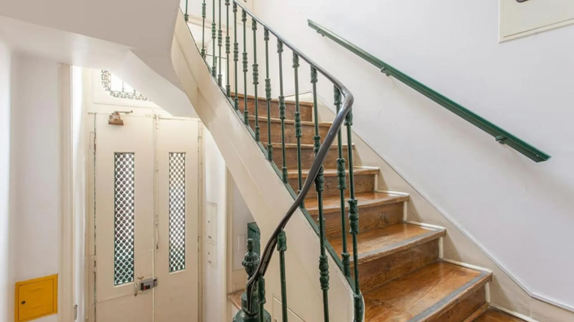 Room In Guest Room - Lisbon Anglesh Hostel Located Near City Center Pensionat