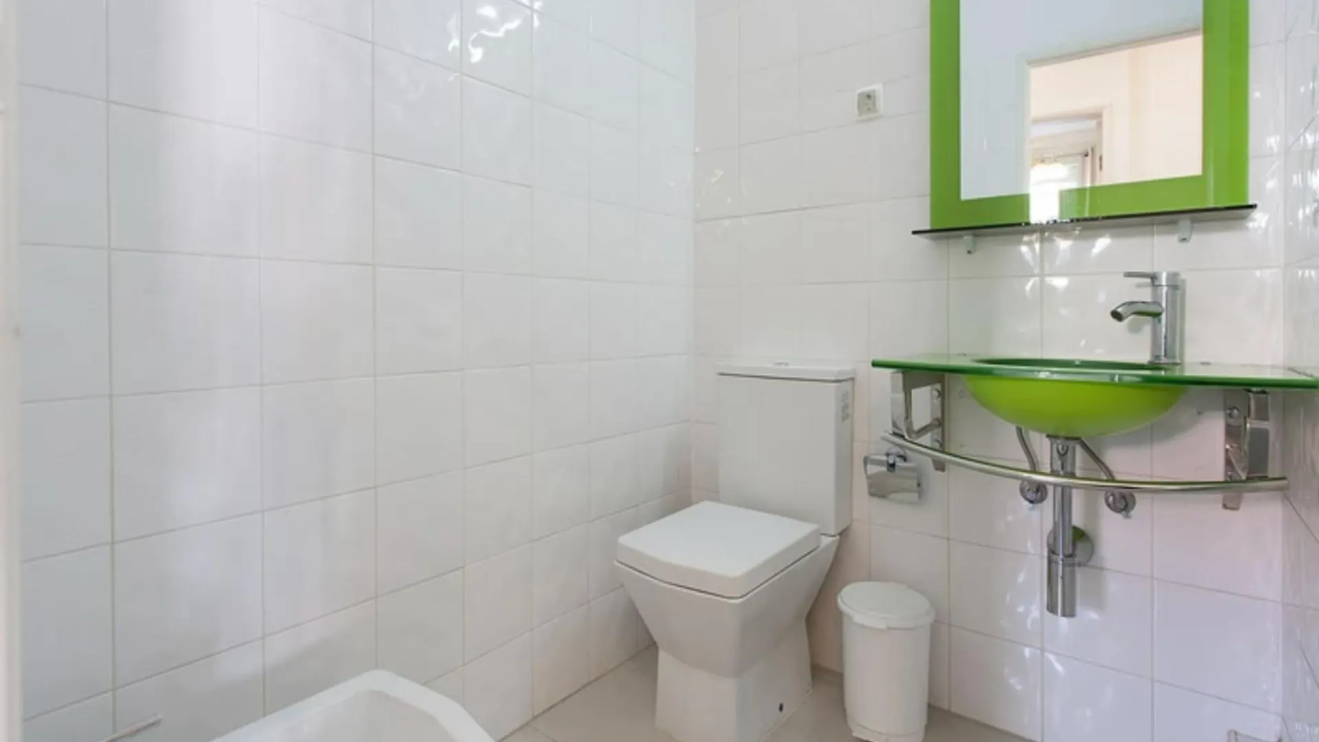 Room In Guest Room - Lisbon Anglesh Hostel Located Near City Center 0*,