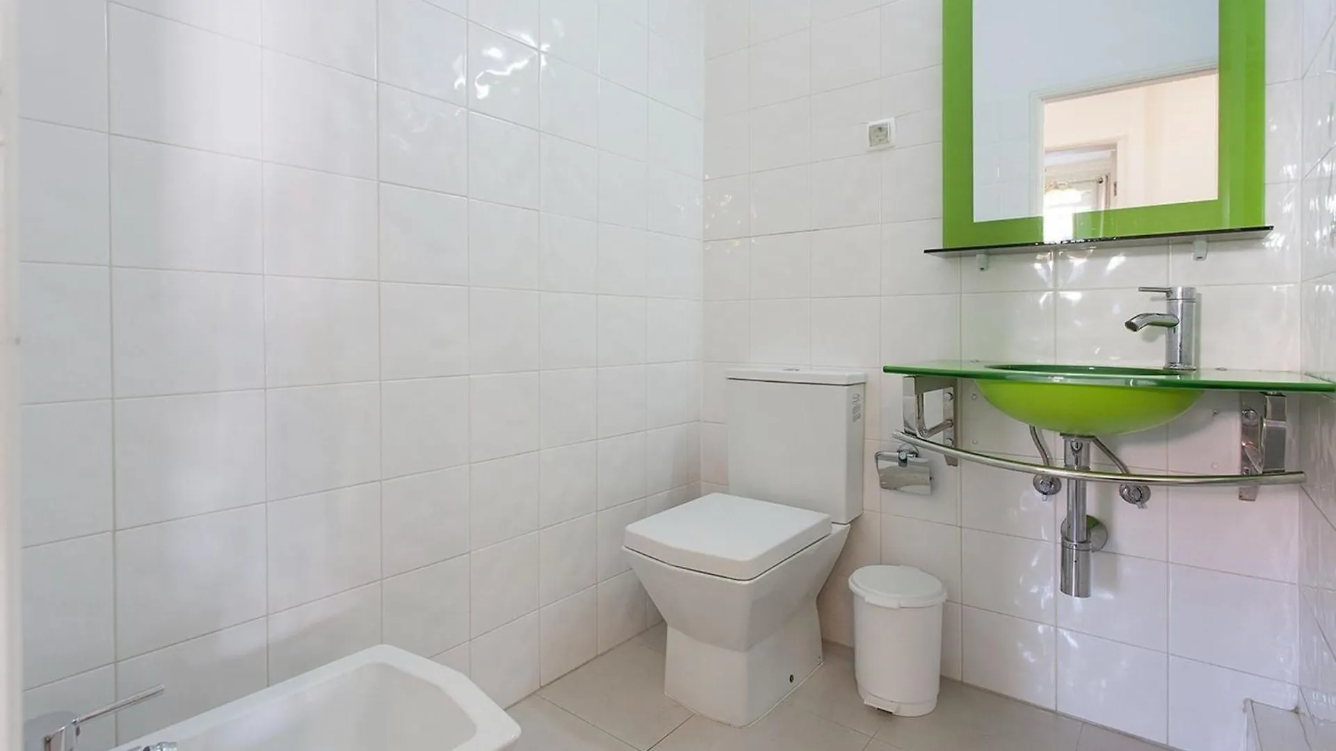 Room In Guest Room - Lisbon Anglesh Hostel Located Near City Center Pensionat