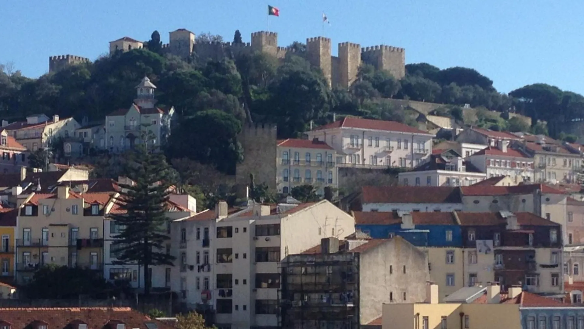 Room In Guest Room - Lisbon Anglesh Hostel Located Near City Center Portugal