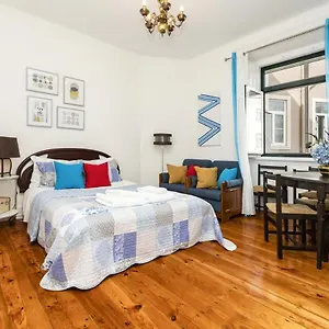 Casa de hóspedes Retro M2 R4 - Lovely Double With Shared Bathroom, Lisboa