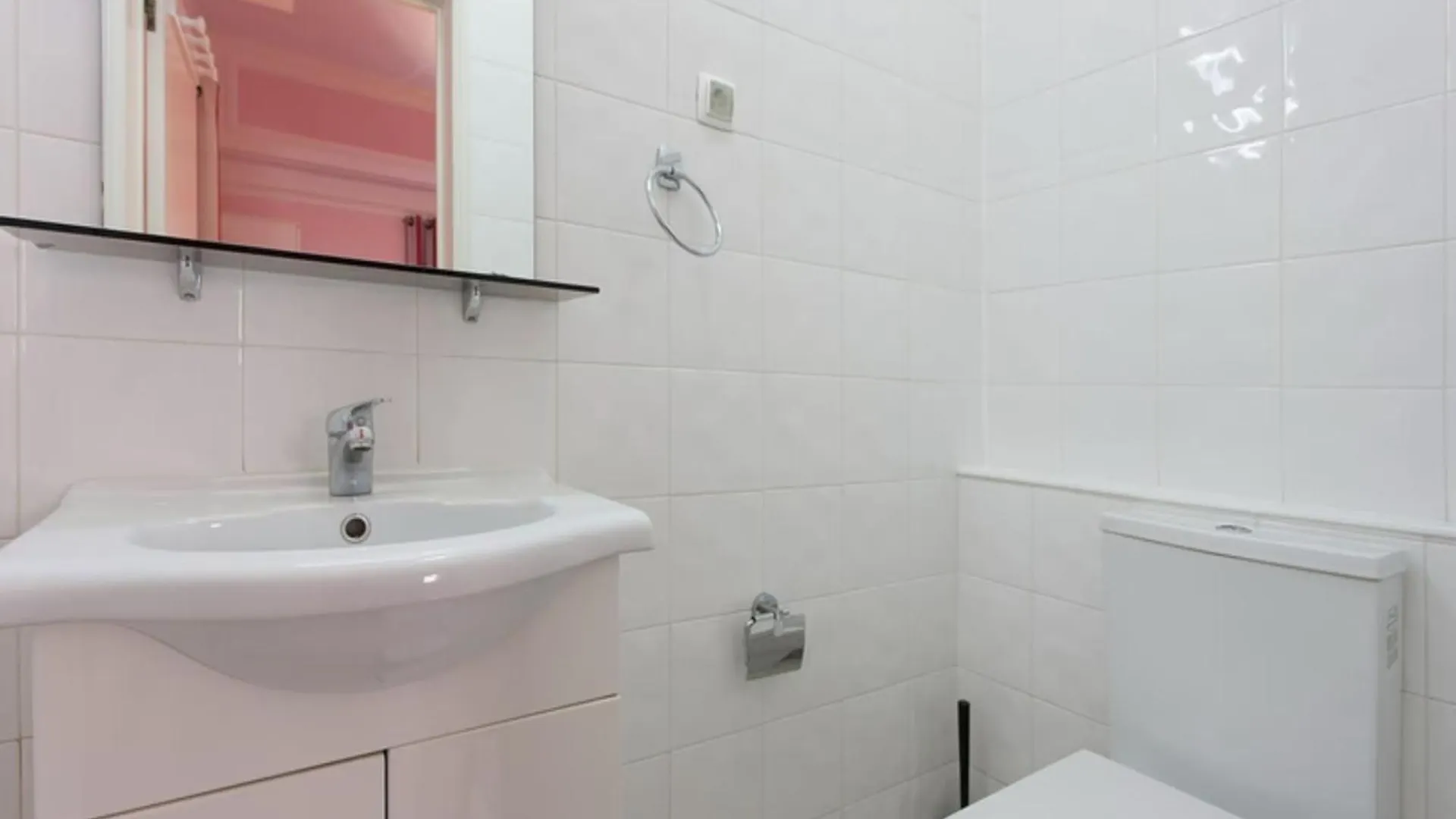 Room In Guest Room - Lisbon Anglesh Hostel Located Near City Center