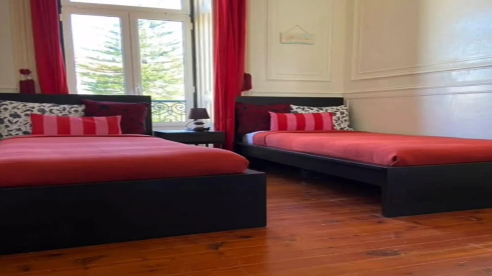 Room In Guest Room - Lisbon Anglesh Hostel Located Near City Center