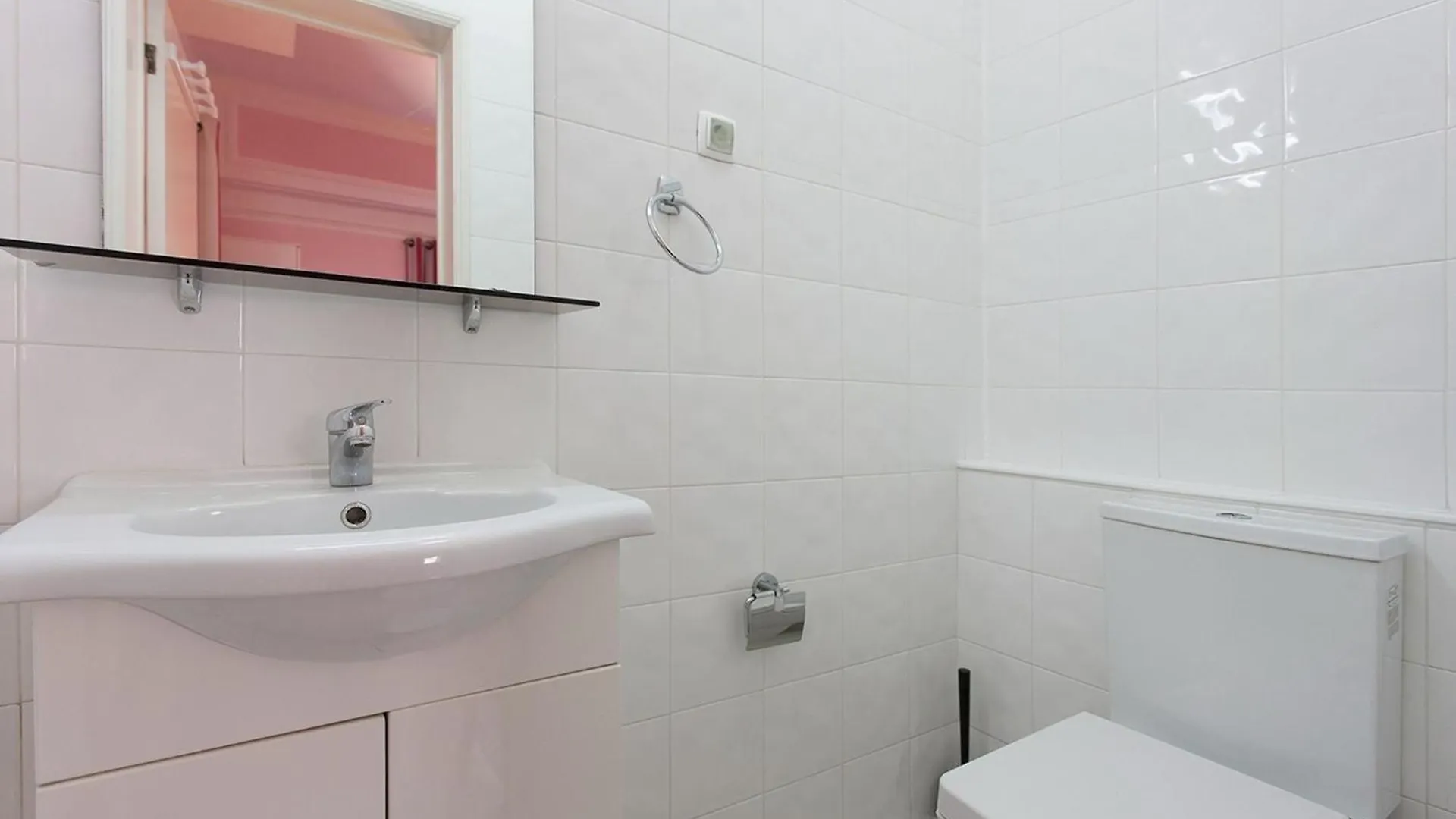 Guest house Room In Guest Room - Lisbon Anglesh Hostel Located Near City Center